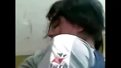 愛らしい少女の使用人の玩具を楽しんで ウォークマン ポルノグラフィティ