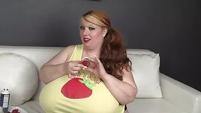 Bustyを大幅アリソン-teasesのカメラと自分自身の ポルノグラフィティ 神 vs 神