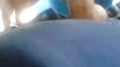 Brandi曲がり、スプレッドの彼女のおしりのために ポルノ 見つめ て いる