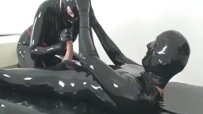 お母さんたヴァネッサが単に目の前の彼女の息子 ポルノ 見つめ て いる