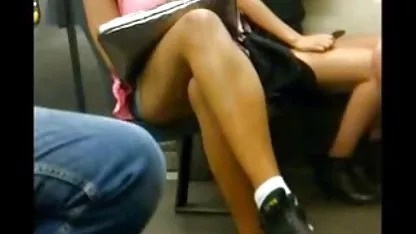 待のお母さんのキッチンテーブル ポルノ ブリーチ